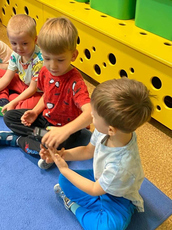 Spotkanie z Policjantem: Bezpieczna Droga Do Przedszkola - Zdjęcie 8