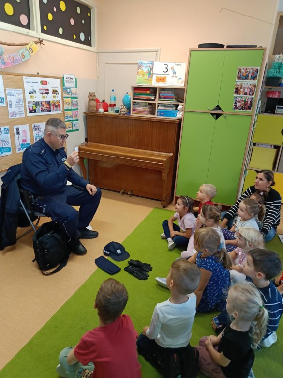 Spotkanie z Policjantem: Bezpieczna Droga Do Przedszkola - Zdjęcie 16