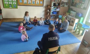 Spotkanie z Policjantem: Bezpieczna Droga Do Przedszkola - Zdjęcie 6