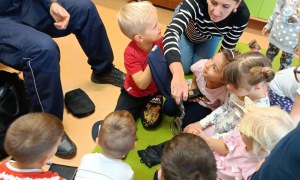 Spotkanie z Policjantem: Bezpieczna Droga Do Przedszkola - Zdjęcie 10
