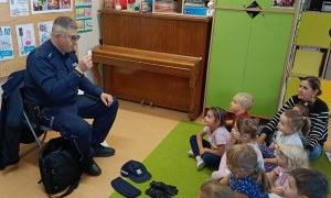 Spotkanie z Policjantem: Bezpieczna Droga Do Przedszkola - Zdjęcie 16