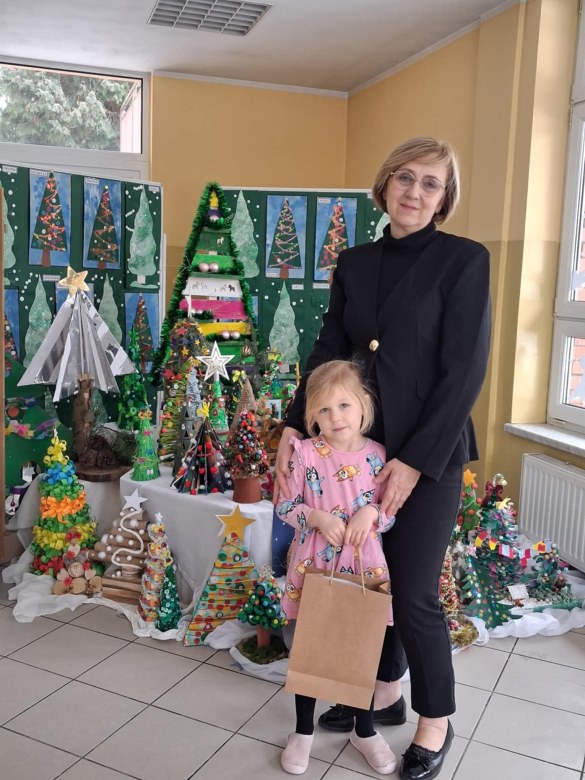 Wręczenie nagród i dyplomów za udział w Rodzinnym Konkursie Plastycznym na Najpiękniejszą Choinkę - Zdjęcie 9
