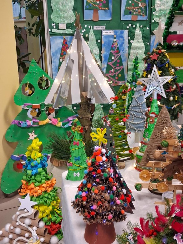 Wręczenie nagród i dyplomów za udział w Rodzinnym Konkursie Plastycznym na Najpiękniejszą Choinkę - Zdjęcie 2
