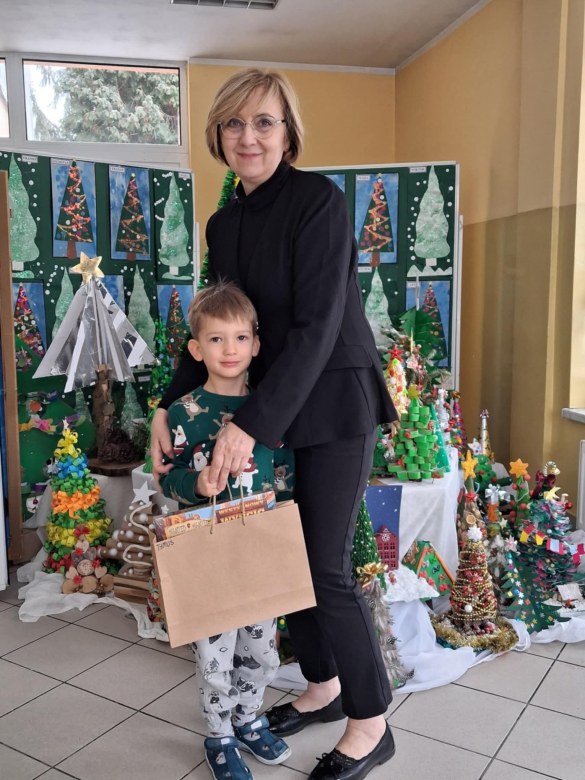Wręczenie nagród i dyplomów za udział w Rodzinnym Konkursie Plastycznym na Najpiękniejszą Choinkę - Zdjęcie 10