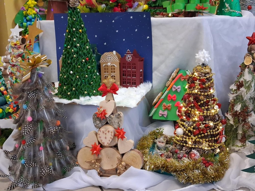 Wręczenie nagród i dyplomów za udział w Rodzinnym Konkursie Plastycznym na Najpiękniejszą Choinkę - Zdjęcie 3