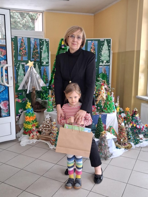 Wręczenie nagród i dyplomów za udział w Rodzinnym Konkursie Plastycznym na Najpiękniejszą Choinkę - Zdjęcie 13