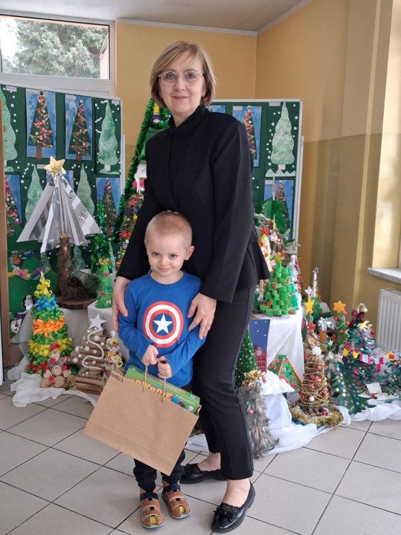 Wręczenie nagród i dyplomów za udział w Rodzinnym Konkursie Plastycznym na Najpiękniejszą Choinkę - Zdjęcie 14