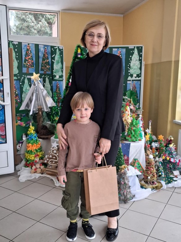 Wręczenie nagród i dyplomów za udział w Rodzinnym Konkursie Plastycznym na Najpiękniejszą Choinkę - Zdjęcie 15