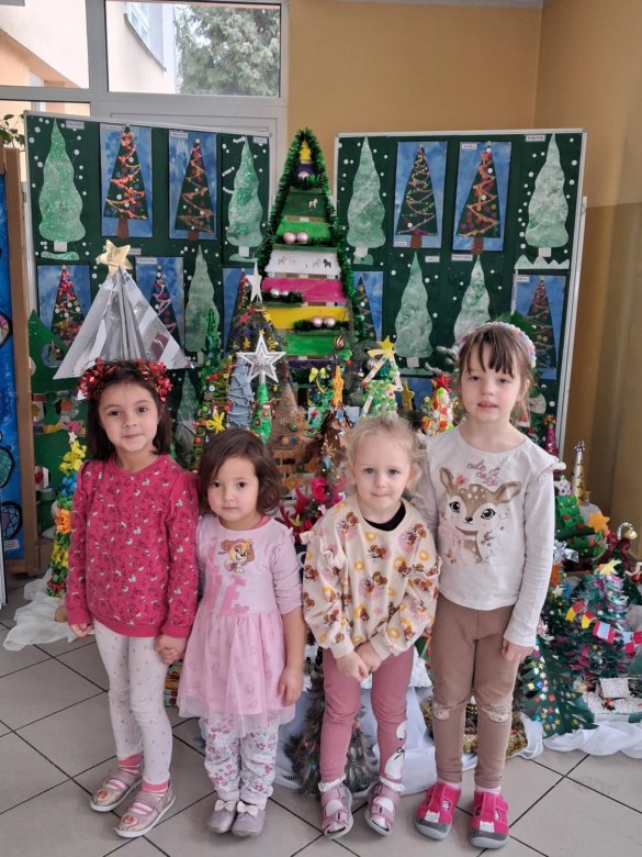 Wręczenie nagród i dyplomów za udział w Rodzinnym Konkursie Plastycznym na Najpiękniejszą Choinkę - Zdjęcie 32