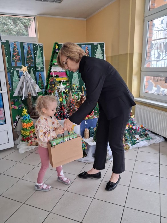 Wręczenie nagród i dyplomów za udział w Rodzinnym Konkursie Plastycznym na Najpiękniejszą Choinkę - Zdjęcie 17