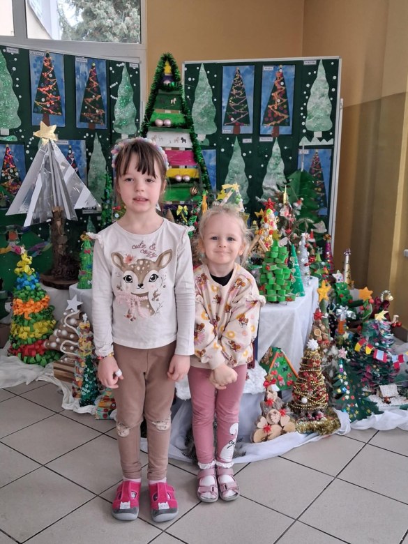 Wręczenie nagród i dyplomów za udział w Rodzinnym Konkursie Plastycznym na Najpiękniejszą Choinkę - Zdjęcie 31