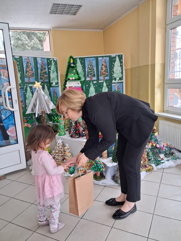 Wręczenie nagród i dyplomów za udział w Rodzinnym Konkursie Plastycznym na Najpiękniejszą Choinkę - Zdjęcie 18