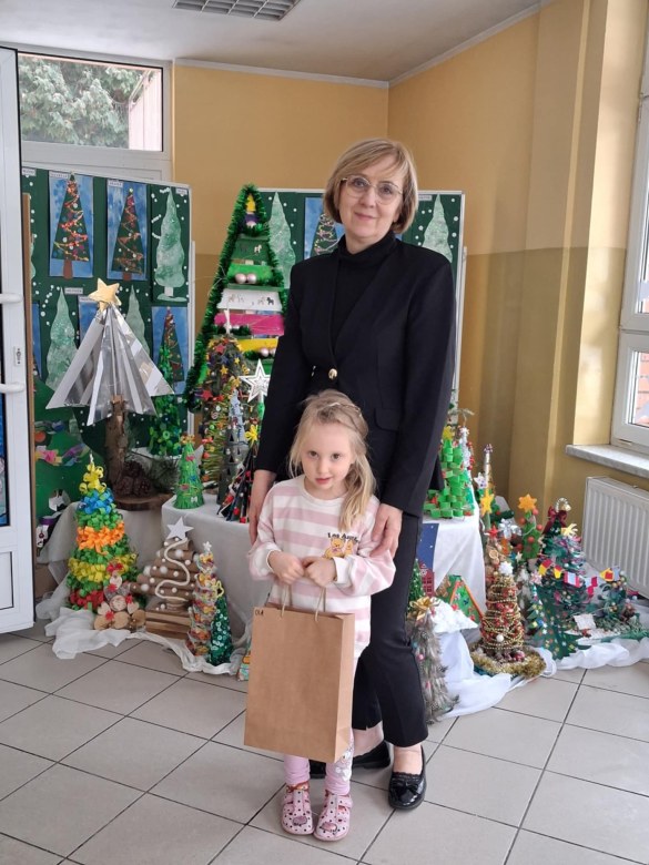 Wręczenie nagród i dyplomów za udział w Rodzinnym Konkursie Plastycznym na Najpiękniejszą Choinkę - Zdjęcie 19