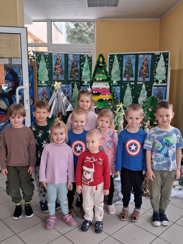 Wręczenie nagród i dyplomów za udział w Rodzinnym Konkursie Plastycznym na Najpiękniejszą Choinkę - Zdjęcie 34