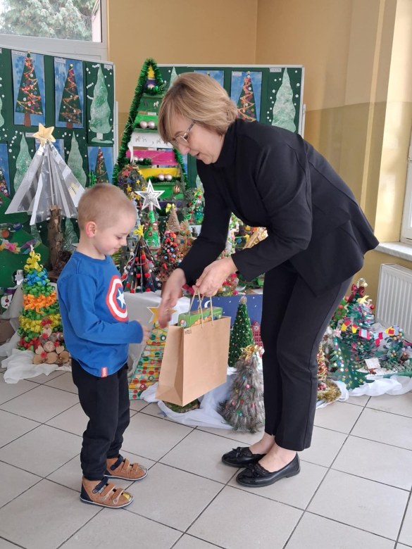Wręczenie nagród i dyplomów za udział w Rodzinnym Konkursie Plastycznym na Najpiękniejszą Choinkę - Zdjęcie 22