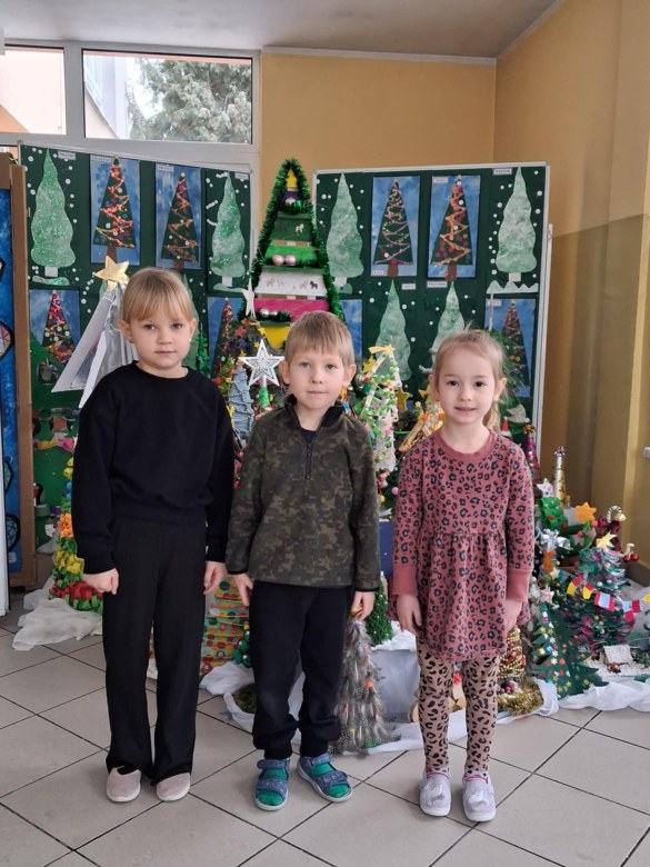 Wręczenie nagród i dyplomów za udział w Rodzinnym Konkursie Plastycznym na Najpiękniejszą Choinkę - Zdjęcie 30