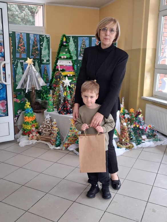 Wręczenie nagród i dyplomów za udział w Rodzinnym Konkursie Plastycznym na Najpiękniejszą Choinkę - Zdjęcie 26