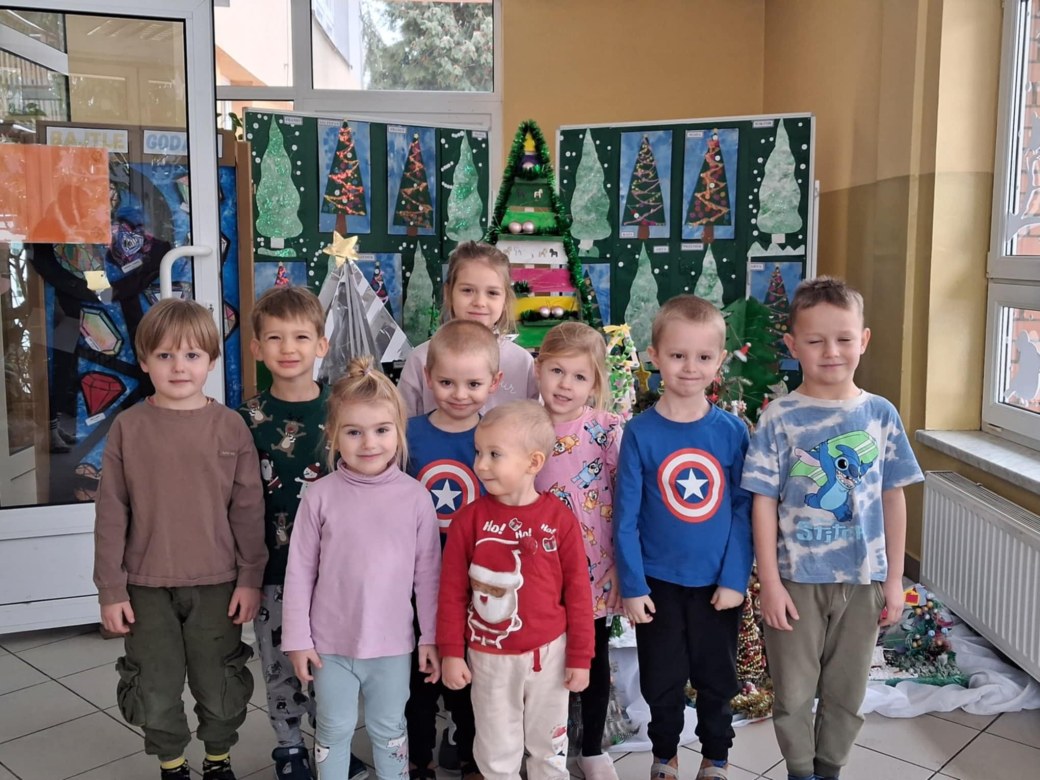 Wręczenie nagród i dyplomów za udział w Rodzinnym Konkursie Plastycznym na Najpiękniejszą Choinkę - Zdjęcie 33