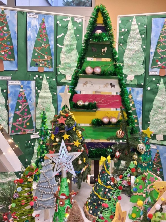 Wręczenie nagród i dyplomów za udział w Rodzinnym Konkursie Plastycznym na Najpiękniejszą Choinkę - Zdjęcie 6