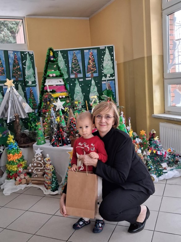 Wręczenie nagród i dyplomów za udział w Rodzinnym Konkursie Plastycznym na Najpiękniejszą Choinkę - Zdjęcie 8