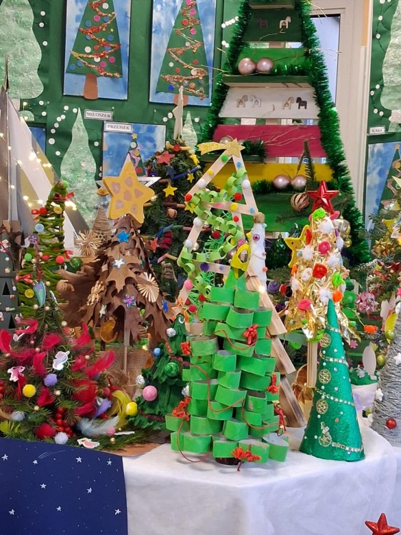 Wręczenie nagród i dyplomów za udział w Rodzinnym Konkursie Plastycznym na Najpiękniejszą Choinkę - Zdjęcie 1