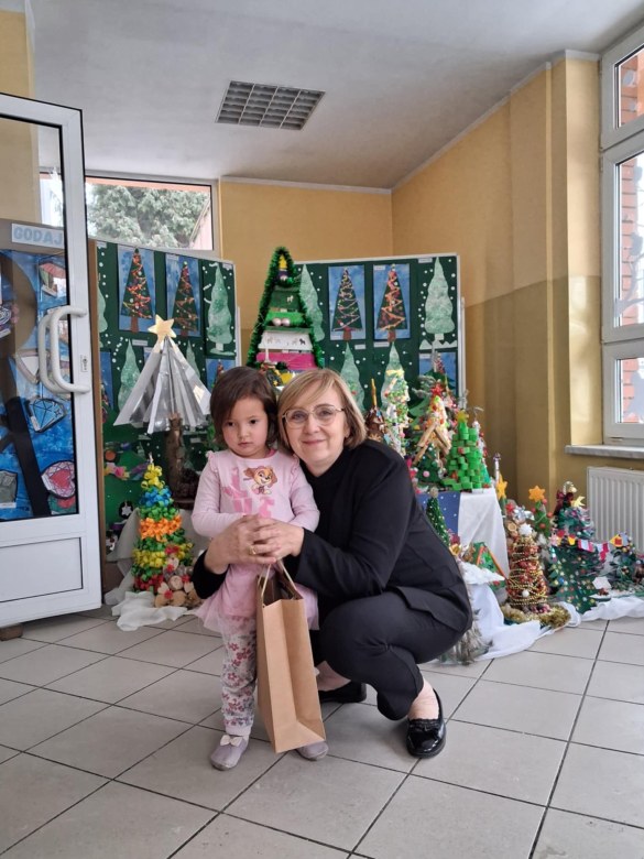 Wręczenie nagród i dyplomów za udział w Rodzinnym Konkursie Plastycznym na Najpiękniejszą Choinkę - Zdjęcie 21