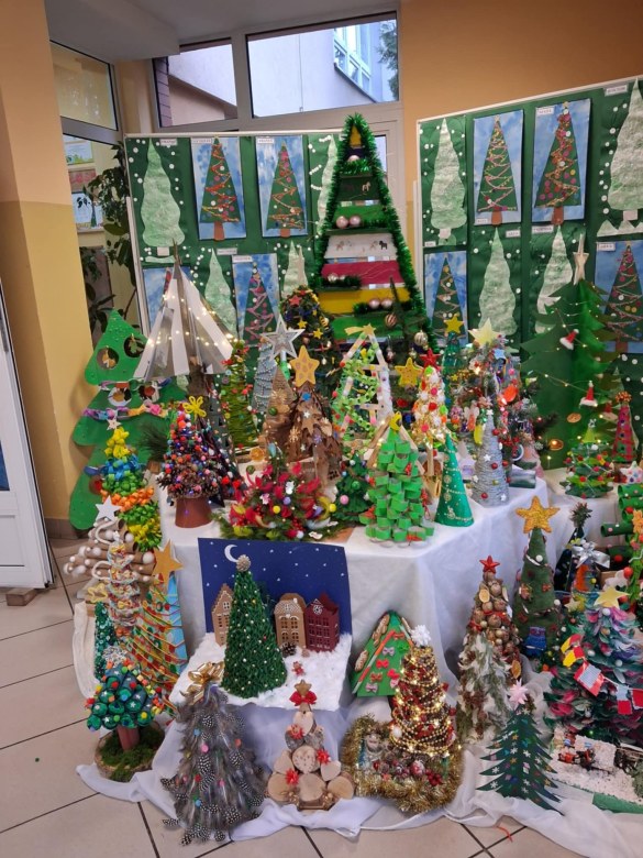 Wręczenie nagród i dyplomów za udział w Rodzinnym Konkursie Plastycznym na Najpiękniejszą Choinkę - Zdjęcie 4