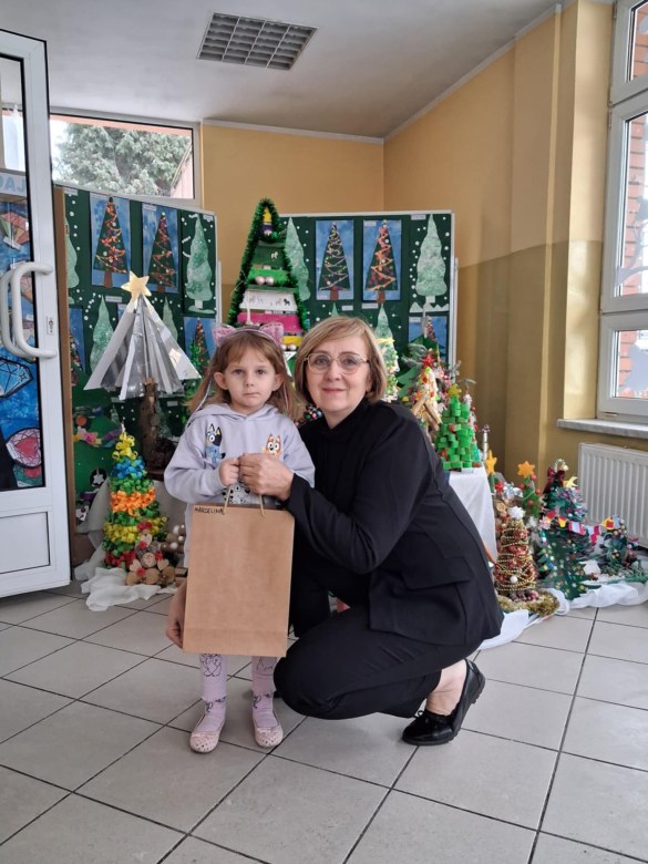 Wręczenie nagród i dyplomów za udział w Rodzinnym Konkursie Plastycznym na Najpiękniejszą Choinkę - Zdjęcie 23