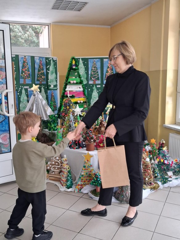 Wręczenie nagród i dyplomów za udział w Rodzinnym Konkursie Plastycznym na Najpiękniejszą Choinkę - Zdjęcie 24