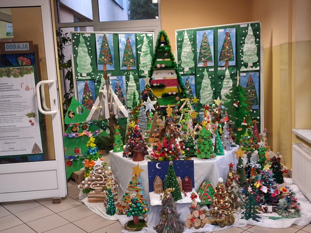 Wręczenie nagród i dyplomów za udział w Rodzinnym Konkursie Plastycznym na Najpiękniejszą Choinkę - Zdjęcie 7