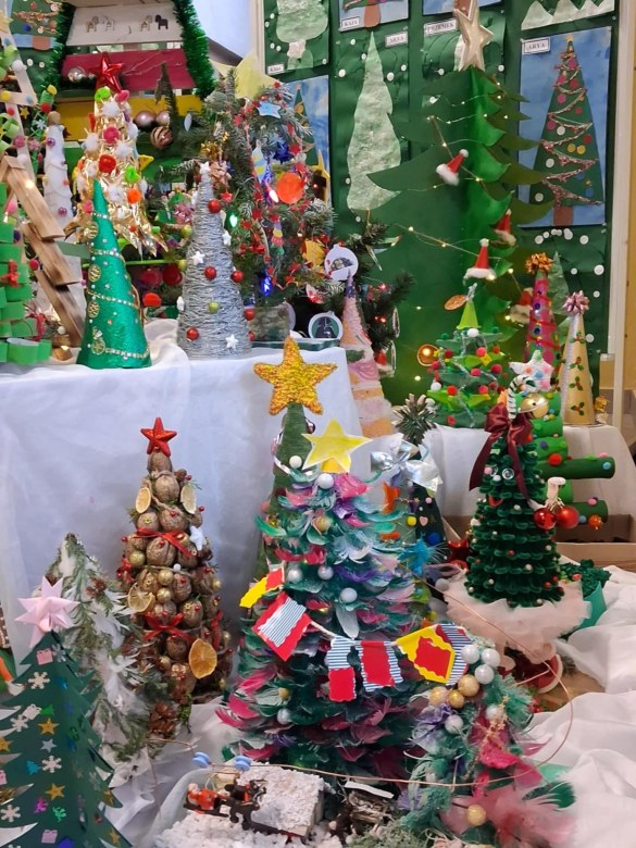 Wręczenie nagród i dyplomów za udział w Rodzinnym Konkursie Plastycznym na Najpiękniejszą Choinkę - Zdjęcie 5