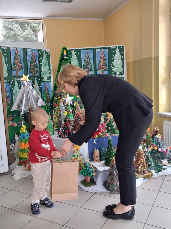 Wręczenie nagród i dyplomów za udział w Rodzinnym Konkursie Plastycznym na Najpiękniejszą Choinkę - Zdjęcie 27