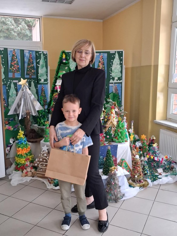 Wręczenie nagród i dyplomów za udział w Rodzinnym Konkursie Plastycznym na Najpiękniejszą Choinkę - Zdjęcie 29