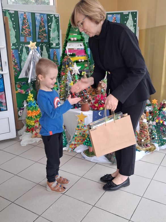 Wręczenie nagród i dyplomów za udział w Rodzinnym Konkursie Plastycznym na Najpiękniejszą Choinkę - Zdjęcie 20