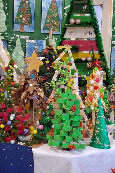 Wręczenie nagród i dyplomów za udział w Rodzinnym Konkursie Plastycznym na Najpiękniejszą Choinkę