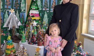 Wręczenie nagród i dyplomów za udział w Rodzinnym Konkursie Plastycznym na Najpiękniejszą Choinkę - Zdjęcie 9