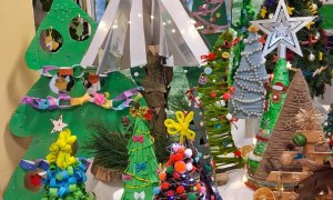 Wręczenie nagród i dyplomów za udział w Rodzinnym Konkursie Plastycznym na Najpiękniejszą Choinkę - Zdjęcie 2