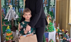 Wręczenie nagród i dyplomów za udział w Rodzinnym Konkursie Plastycznym na Najpiękniejszą Choinkę - Zdjęcie 10