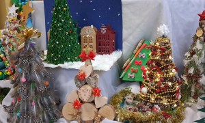 Wręczenie nagród i dyplomów za udział w Rodzinnym Konkursie Plastycznym na Najpiękniejszą Choinkę - Zdjęcie 3