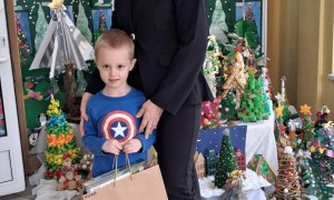 Wręczenie nagród i dyplomów za udział w Rodzinnym Konkursie Plastycznym na Najpiękniejszą Choinkę - Zdjęcie 11