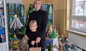 Wręczenie nagród i dyplomów za udział w Rodzinnym Konkursie Plastycznym na Najpiękniejszą Choinkę - Zdjęcie 12