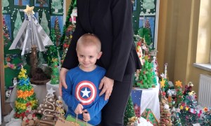 Wręczenie nagród i dyplomów za udział w Rodzinnym Konkursie Plastycznym na Najpiękniejszą Choinkę - Zdjęcie 14