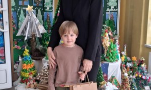 Wręczenie nagród i dyplomów za udział w Rodzinnym Konkursie Plastycznym na Najpiękniejszą Choinkę - Zdjęcie 15