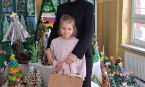 Wręczenie nagród i dyplomów za udział w Rodzinnym Konkursie Plastycznym na Najpiękniejszą Choinkę - Zdjęcie 16