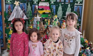 Wręczenie nagród i dyplomów za udział w Rodzinnym Konkursie Plastycznym na Najpiękniejszą Choinkę - Zdjęcie 32