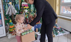 Wręczenie nagród i dyplomów za udział w Rodzinnym Konkursie Plastycznym na Najpiękniejszą Choinkę - Zdjęcie 17