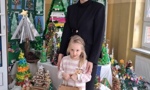 Wręczenie nagród i dyplomów za udział w Rodzinnym Konkursie Plastycznym na Najpiękniejszą Choinkę - Zdjęcie 19