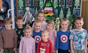 Wręczenie nagród i dyplomów za udział w Rodzinnym Konkursie Plastycznym na Najpiękniejszą Choinkę - Zdjęcie 34