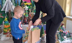 Wręczenie nagród i dyplomów za udział w Rodzinnym Konkursie Plastycznym na Najpiękniejszą Choinkę - Zdjęcie 22