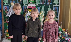 Wręczenie nagród i dyplomów za udział w Rodzinnym Konkursie Plastycznym na Najpiękniejszą Choinkę - Zdjęcie 30